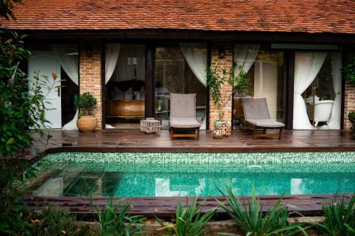 Aninoasa House | Cherry Vintage Home: Guest Rated 9.8 with Pool & Hot Tub