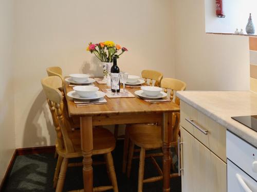 Holcombe Burnell House | Cherrytree Cottage: Family-Friendly 4-Star Retreat