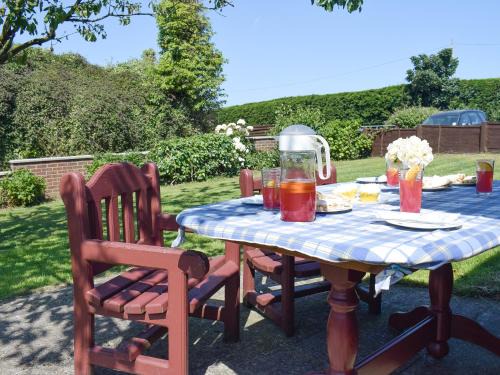 Skinningrove House | Cherrytree Cottage: Family and Pet Friendly Retreat