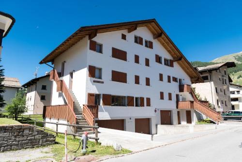 Celerina-Schlarigna Apartment | Pet-Friendly Retreat at Chesa La Giunfra, Celerina