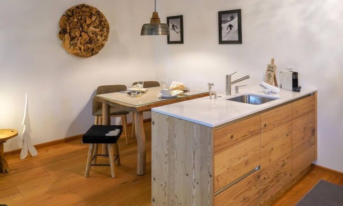 Celerina-Schlarigna Apartment | Exceptional Chesa Palüdin 5 - Celerina: Pet-Friendly Retreat