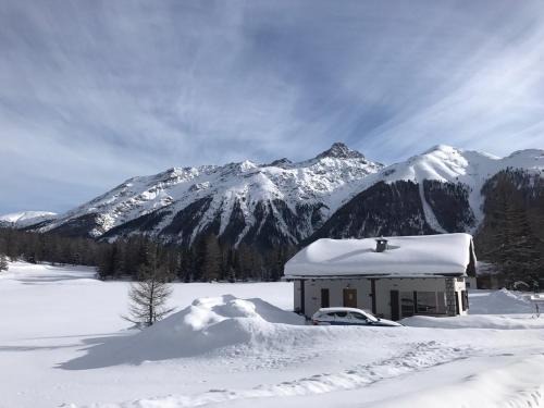 S-chanf House | Discover Comfort at Chesa Piz d'Esan - 4-Star Stay