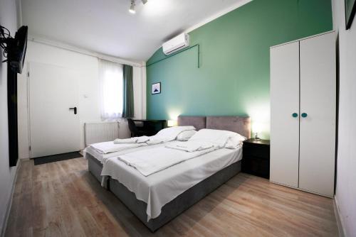 Kispest House | Pet-Friendly Chesscom Guesthouse with Breakfast & Dining