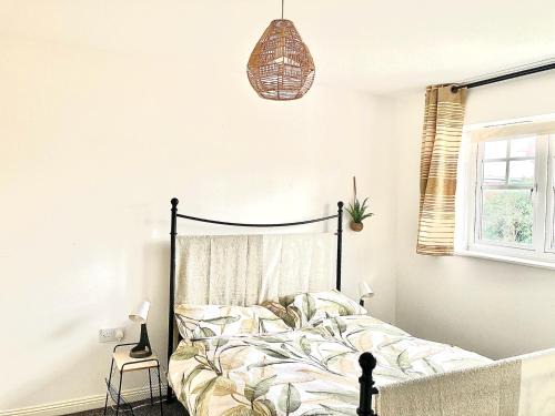 Chessington House | Family-Friendly Chessington Home Stay with Free Parking