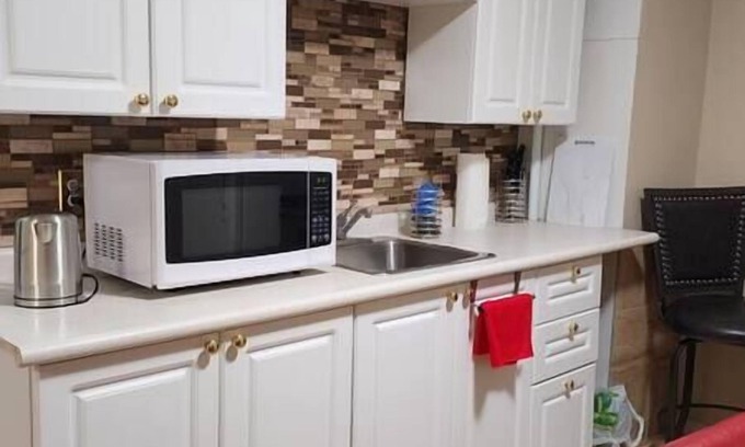 Winnipeg Apartment | Charming Chesskings Guest House with Spa & Breakfast