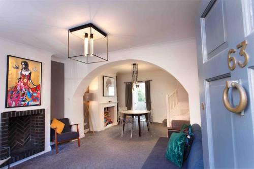 Hoole House | Modern Chester/Hoole Home with Netflix & Family Amenities