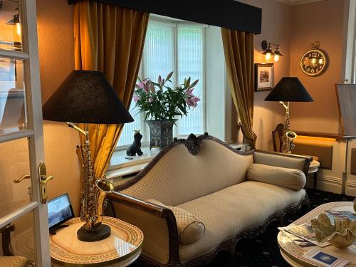 Hoole Bed & Breakfast | Chester House Guest House: Family-Friendly Retreat with Dining