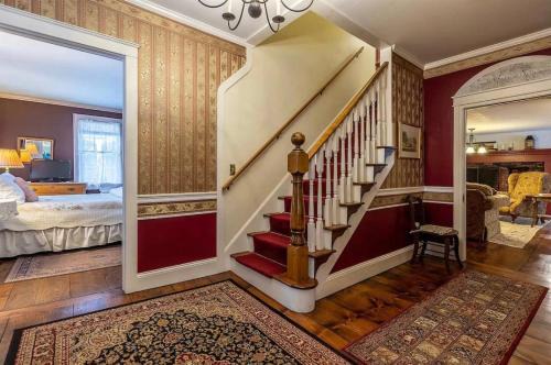 Chester Depot Hotel | Family-Friendly Chester Inn with Hot Tub & Kitchen Access