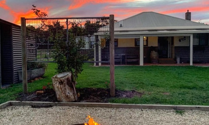 Walmsley House | Top-Rated Chesterfarm and Stables with Ocean View Amenities