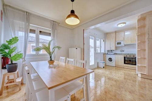 Haro Apartment | Chestnut 5: Family-Friendly Getaway with Top Ratings