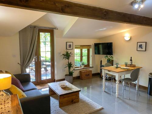 Dartford House | Relax at Chestnut Cottage - 4-Star with Pool and Hot Tub