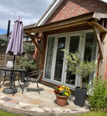 East Bergholt House | Chestnut Cottage: Family-Friendly Retreat with 10/10 Rating