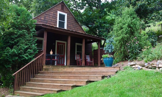 Lansing Cottage | Chestnut Cottage: Family-Friendly Retreat with Scenic Views