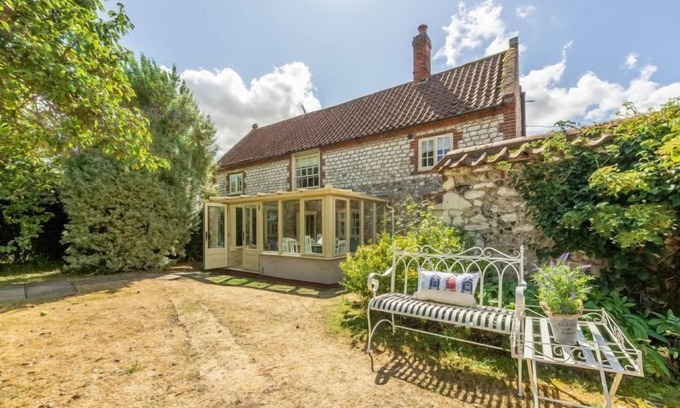 Thornham Cottage | Oceanfront Chestnut Cottage in Thornham, Norfolk - 9.4/10