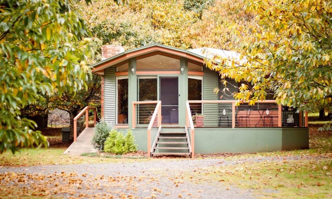 Narbethong Villa | Relax at Chestnut Glade: 4-Star Getaway with Spa & Hot Tub