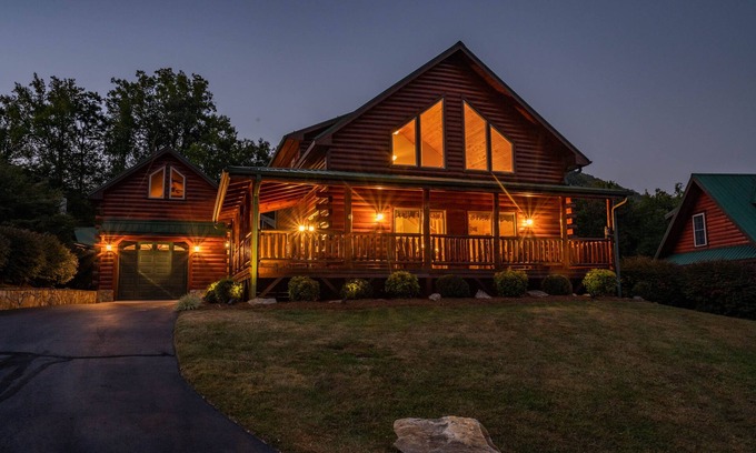 Maggie Valley Cabin | Scenic Mountain Views at Chestnut Lodge - Daily Elk Visits!