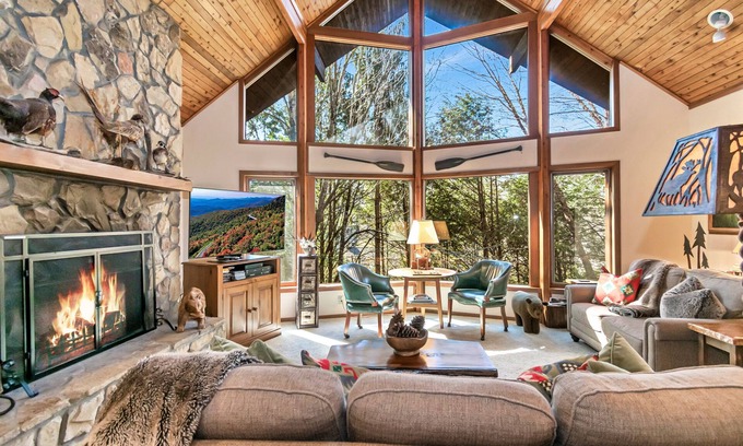 Blowing Rock House | Elegant Chetola House: Pool, Spa & Steps to Nature Trails