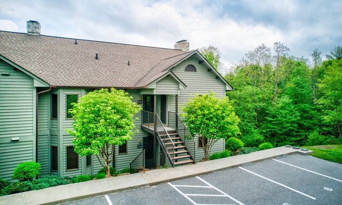 Blowing Rock Condo | Prime Chetola Resort: 3BR Retreat Near Blowing Rock