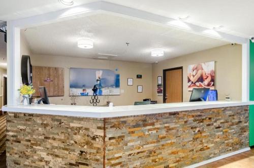 Cheyenne Hotel | Cheyenne Guest Inn: Pet Friendly with Pool and Great Reviews