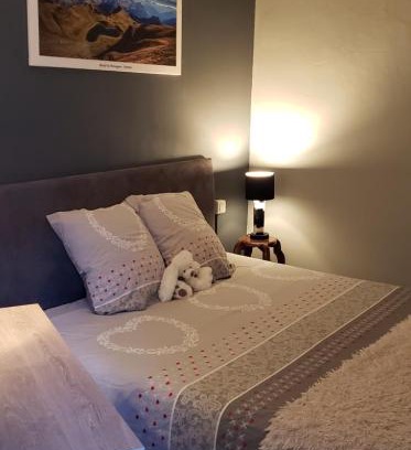 Cierp-Gaud House | Chez Anne: Cozy Retreat with Spa, Billiards & Garden