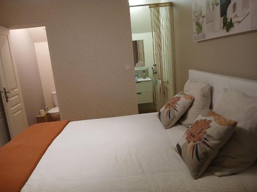 Betton Bed & Breakfast | Delightful Stay at Chez Bernard et Nicole with Hot Tub Access