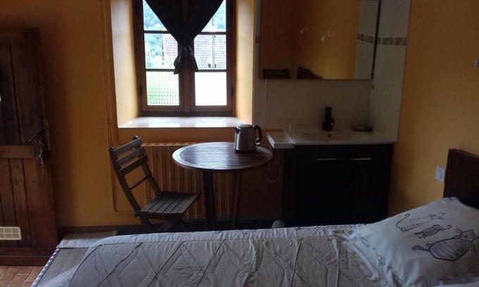 Latouille-Lentillac House | Cozy Chez Claire: Relax by the Pool and Enjoy Breakfast