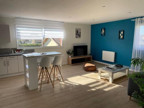 Villeneuve-du-Pareage Apartment | Relax at Chez ERIC: Oceanfront Gem with Pool Access