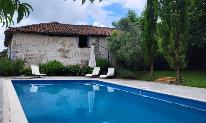 Nonac House | Inviting Renovated Farmhouse with Pool and Games Room