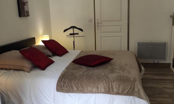 Eaux-Bonnes Apartment | Family-Friendly Retreat at Chez Ghys with High Guest Ratings