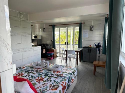 Rangiroa Apartment | Ocean-View Comfort at Chez Guy with Breakfast Included