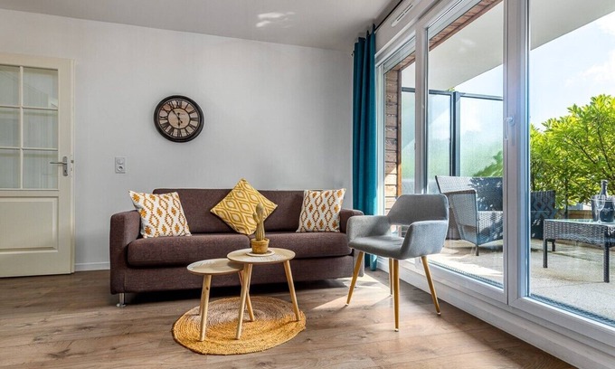 Bailly-Romainvilliers Apartment | Chez Julia & Kévin: Family Retreat with Lake Views & Spa