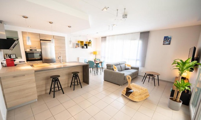 Leon Blum - Bon Coin Apartment | Chez Léon - Family-Friendly Stay Near Metro & Bus Access