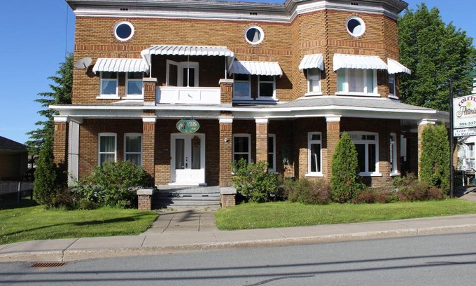 Saint-Prosper Bed & Breakfast | Elegant Stay at Chez l'Doc: Child-Friendly with Kitchen