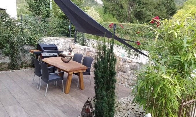 Nances House | Discover Chez LA Philo - Nances with Lake Views & Breakfast