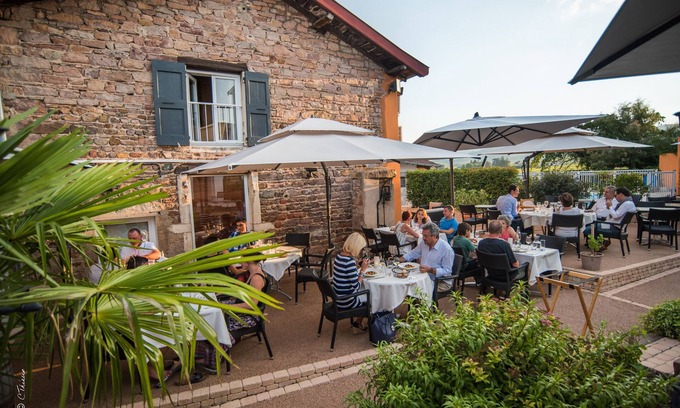 Julienas Hotel | Relax at Chez La Rose: Family-Friendly with Pool & Dining