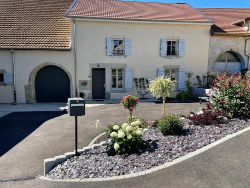 Rouvres-la-Chetive House | Relax at Chez la Rose: 4-Star Cottage with Hot Tub