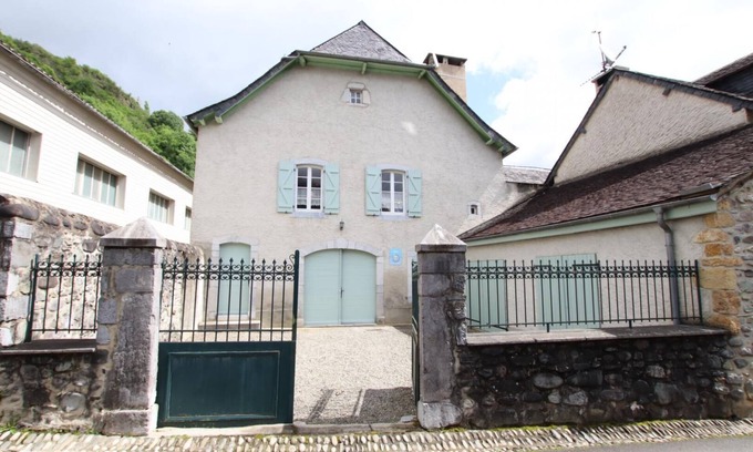Osse-en-Aspe House | Pet-Friendly Retreat at Chez Ladarre - Osse-en-Aspe