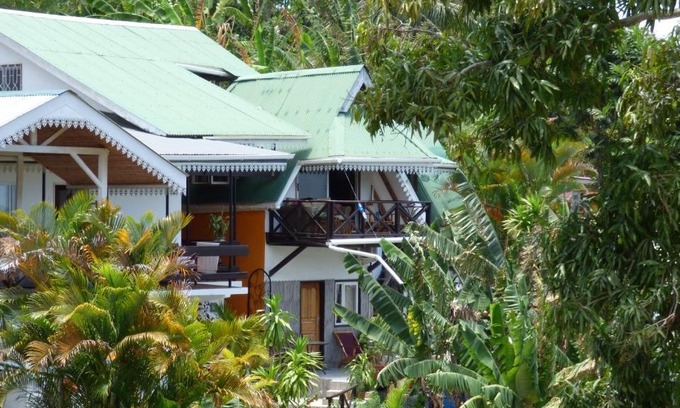 De Quincey Village House | Book CHEZ LORNA for Family-Friendly Getaways Today!
