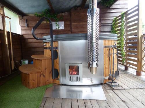 Lignieres Apartment | Relax at Chez Lulu: Cozy Gîte with Nordic Hot Tub Retreat