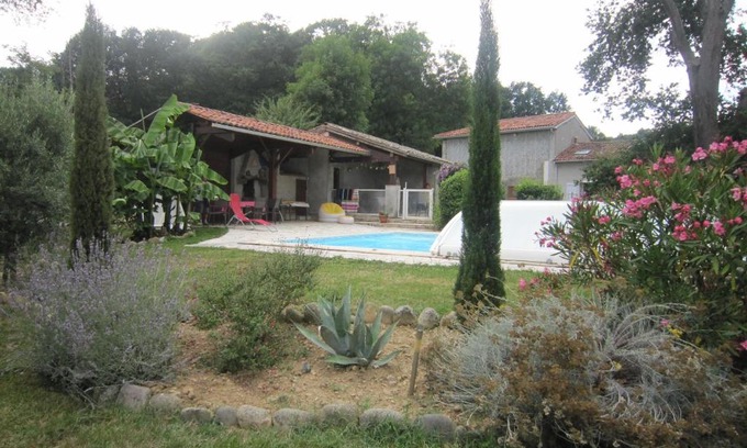 Ponlat-Taillebourg Bed & Breakfast | Experience Tranquility at Chez Mamie Jo à la campagne