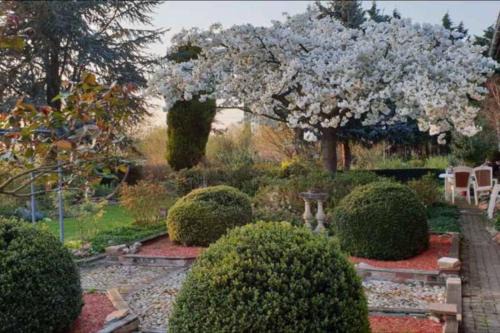 Erquinghem-Lys House | Escape to Chez Maya: Family-Friendly with Hot Tub Bliss