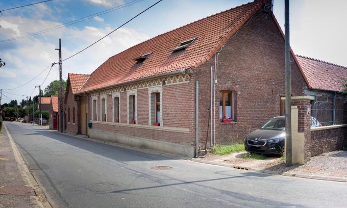 Frevillers House | Welcoming Stay at Chez Mumu: Pet Friendly & Pool Access
