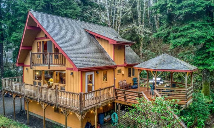 Cloverdale House | Cozy Chez Nous Chalet: Pet-Friendly Family Retreat