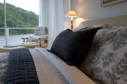 Sydney House | Chez Nous Waterfront Cottage