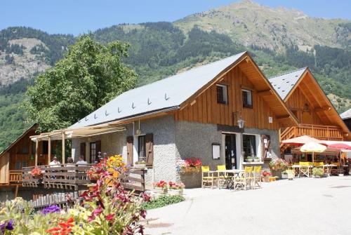 Oz Bed & Breakfast | Pet-Friendly Stay at Chez Passoud with Restaurant & Family Options