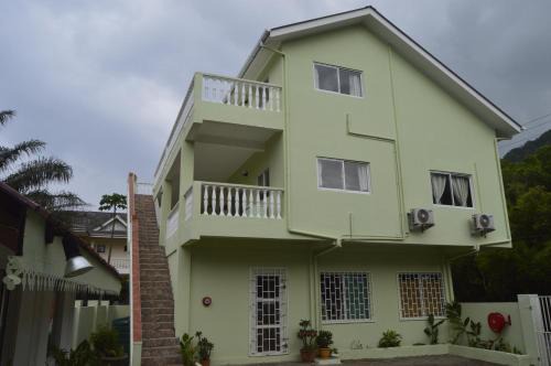 Mahe Island House | Family-Friendly Stay at Chez Payet Airport Guesthouse