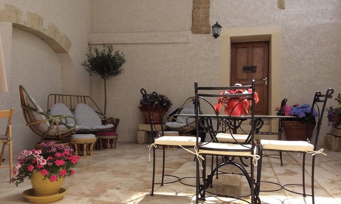 Vauvert House | Enchanting Gîte Chez REMYETTE in Beautiful Camargue