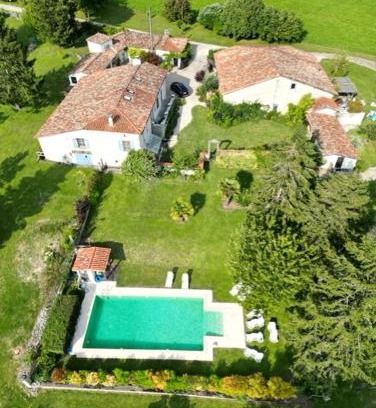 Brossac House | Relax at Chez Sarrazin: Oceanfront Bliss & Great Ratings