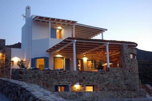 Serifos Villa | Elegant Aegean Pearl House: 5 Min to the Beach & Rated 9.4
