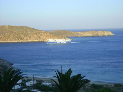 Serifos House | Cozy Chez Semiramis: Oceanfront Retreat for 8 Near Beach